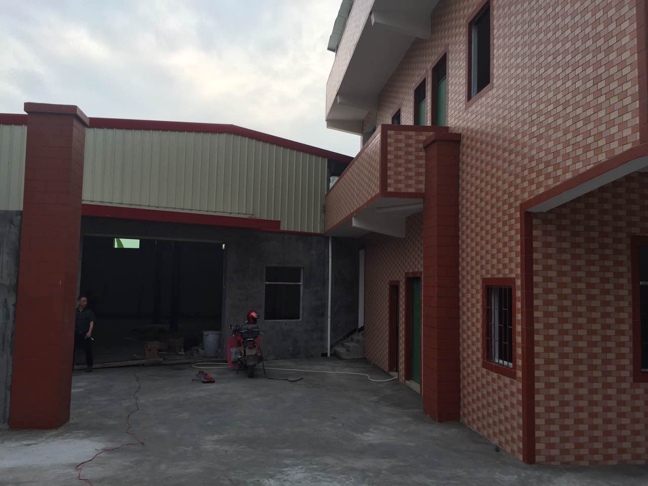 東坑新門(mén)樓全新出租小獨(dú)院?jiǎn)我粚?00平方廠房