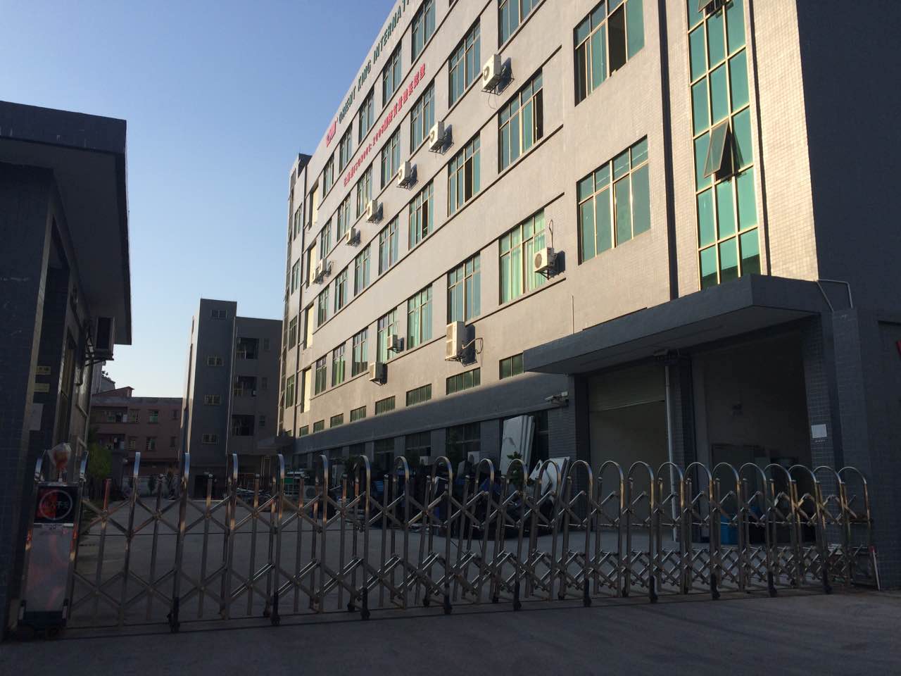 橫瀝鎮(zhèn)標(biāo)準(zhǔn)廠房四層現(xiàn)分租一樓1500平方