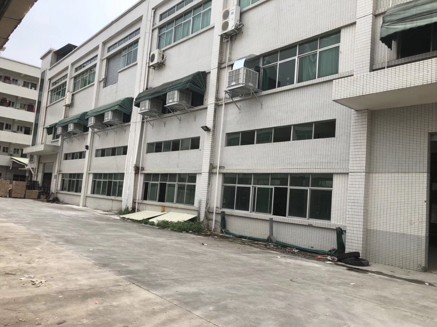 東莞石排新出獨院標準廠房4500平方噴油廠房出租帶現(xiàn)成環(huán)評