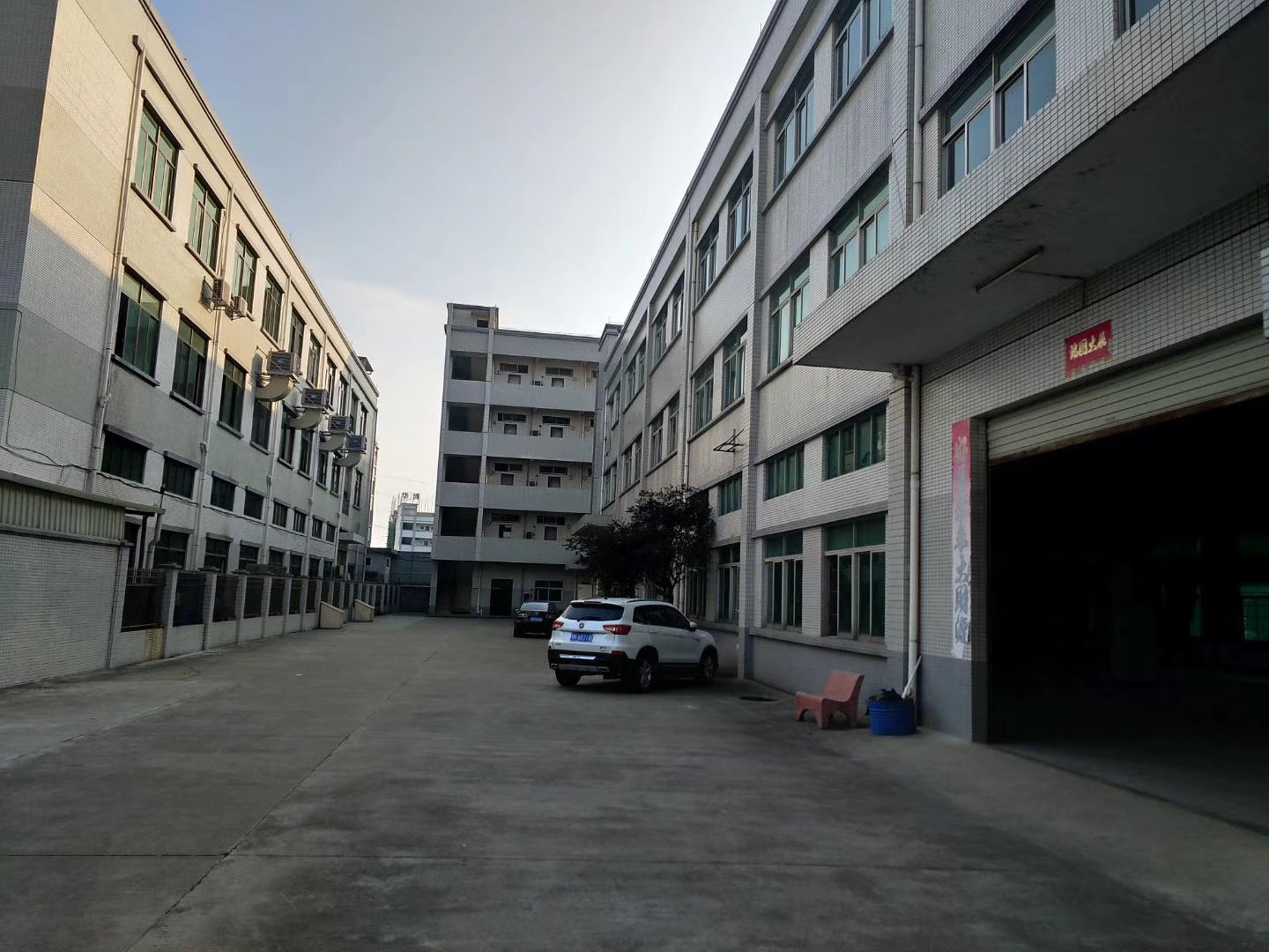 東莞橋頭成熟工業(yè)區(qū)獨(dú)院廠房分租一樓1400平方廠房出租帶航車